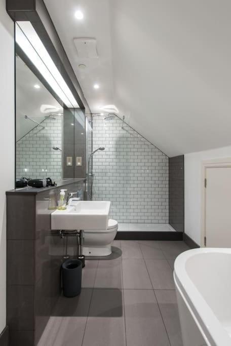 Cool Urban Apartment With Stunning Castle Views Единбург Екстер'єр фото